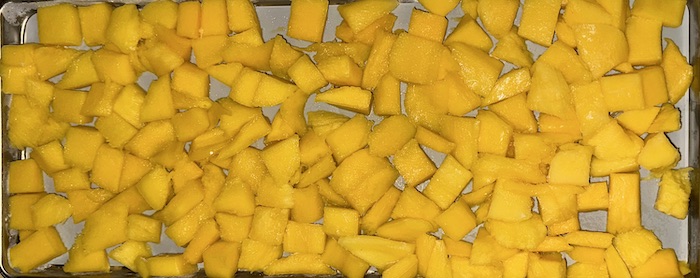 mango on freeze dryer tray